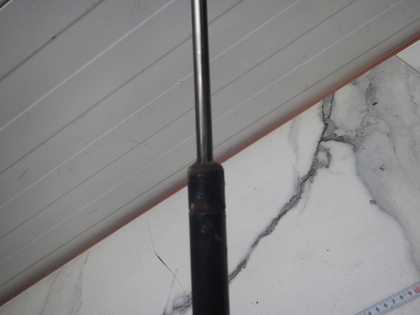 Амортизатор двери багажника