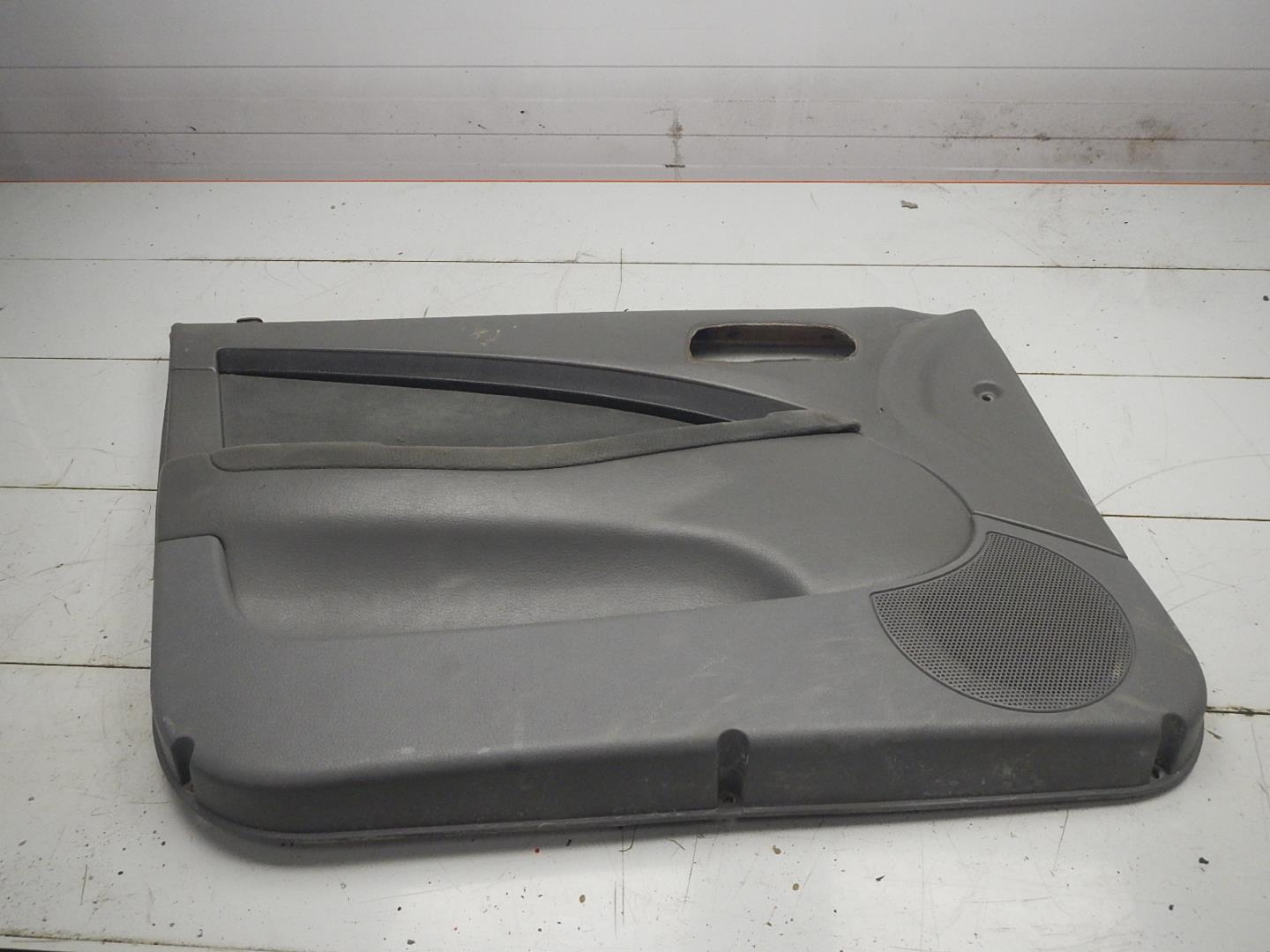 Обшивка двери передней левой