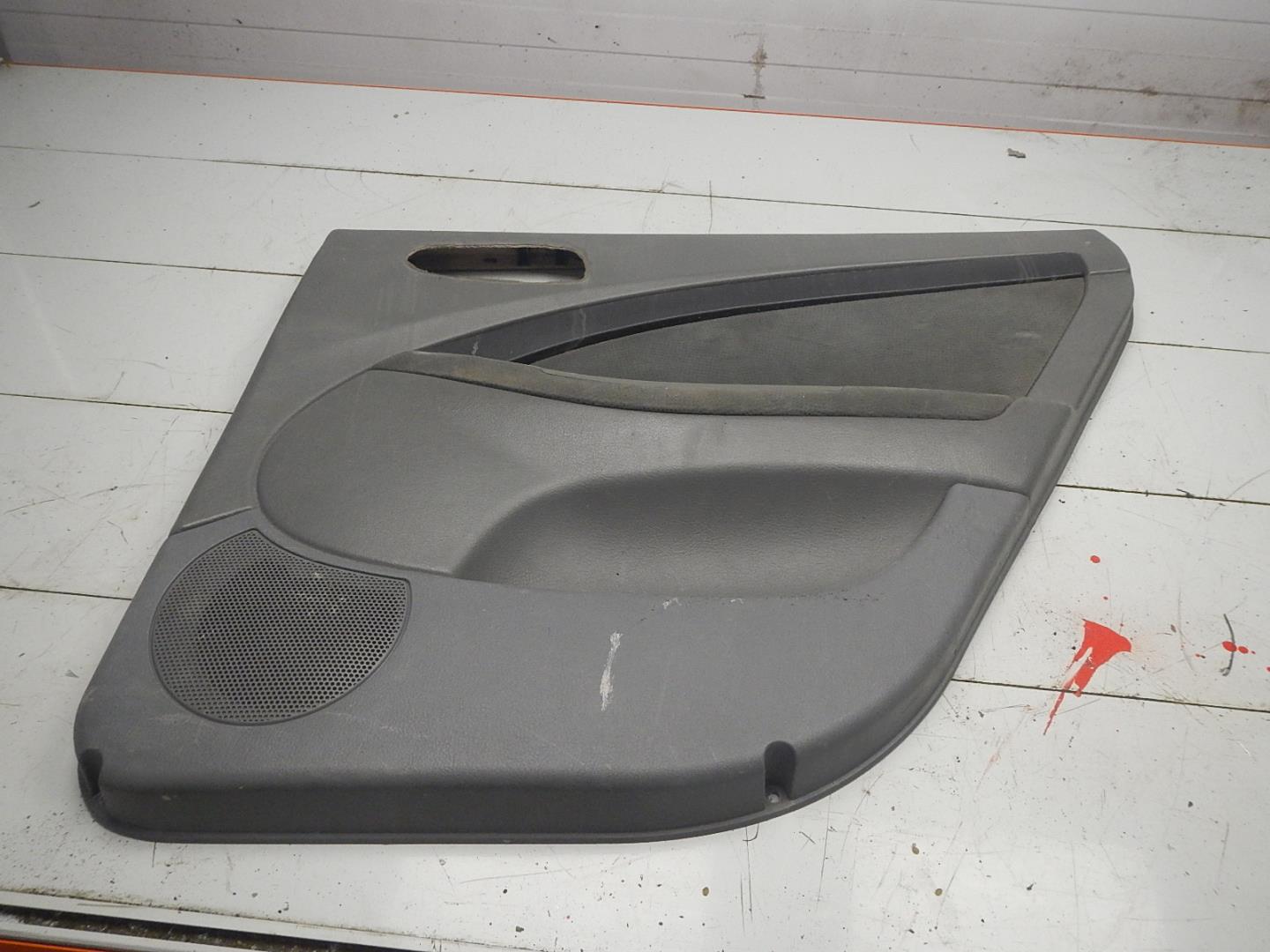 Обшивка двери задней правой