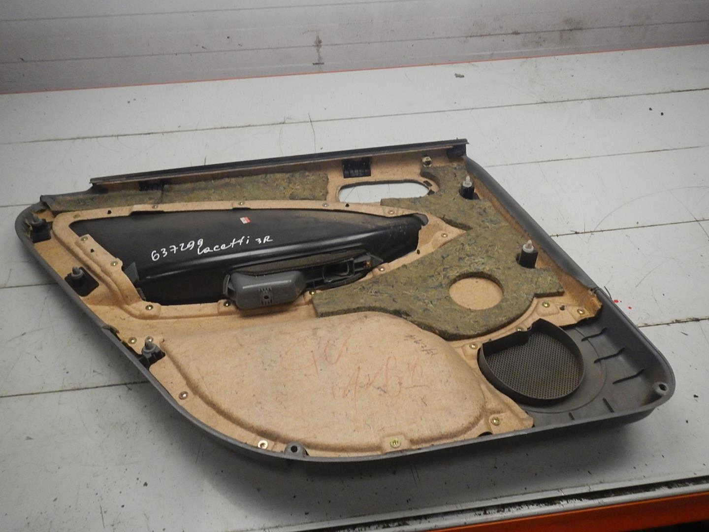 Обшивка двери задней правой