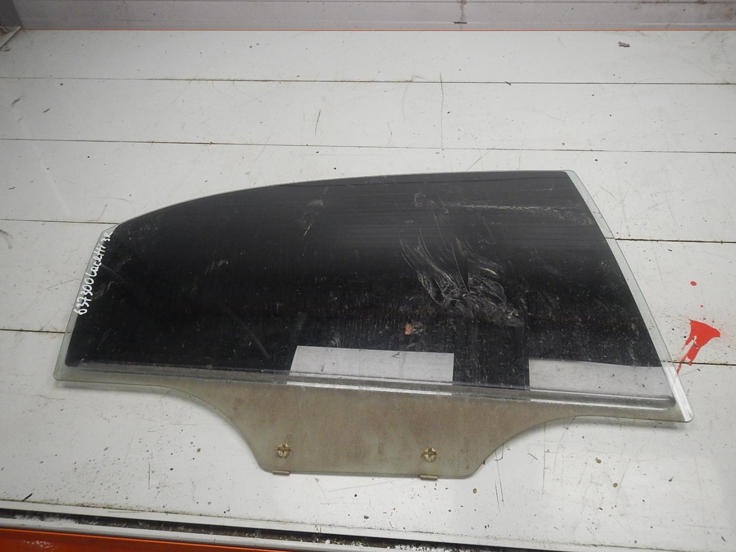 Стекло двери задней правой