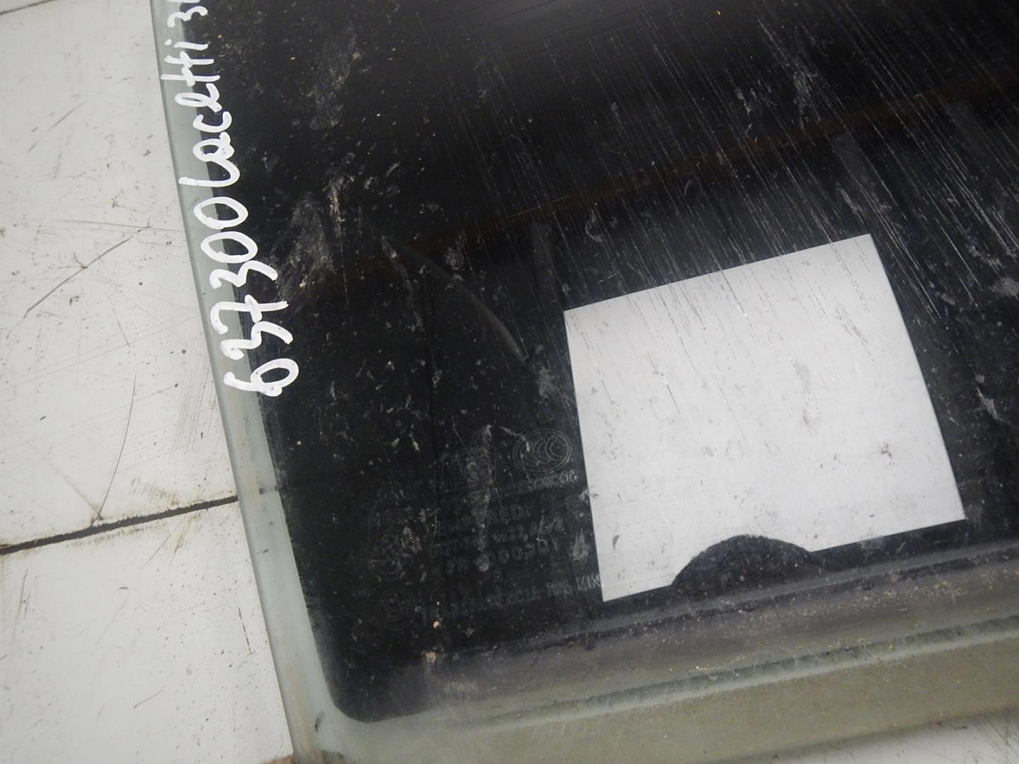 Стекло двери задней правой