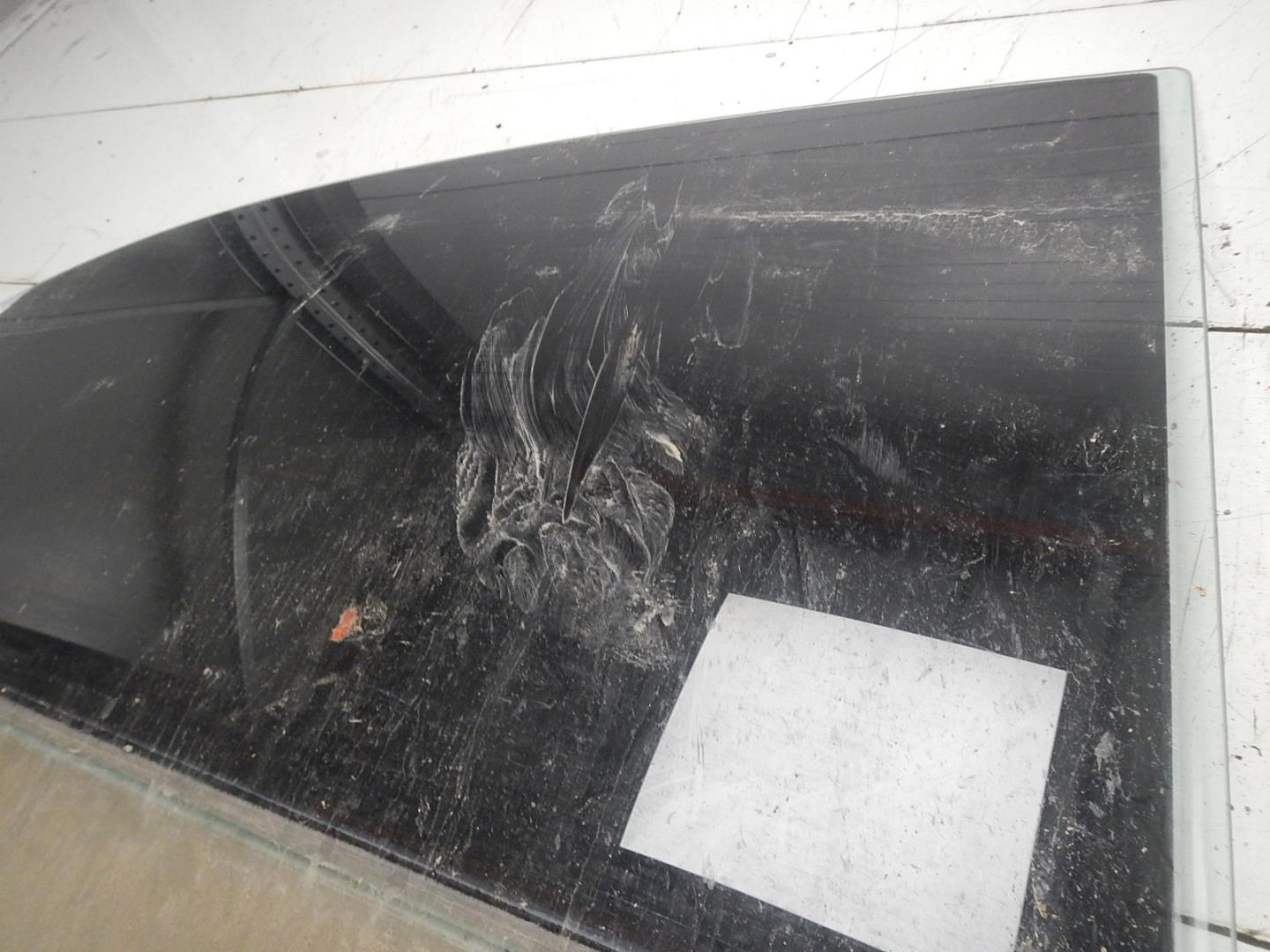 Стекло двери задней правой