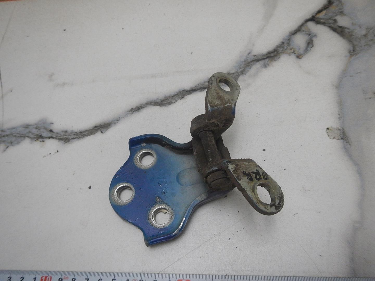 Петля двери передней правой верхняя