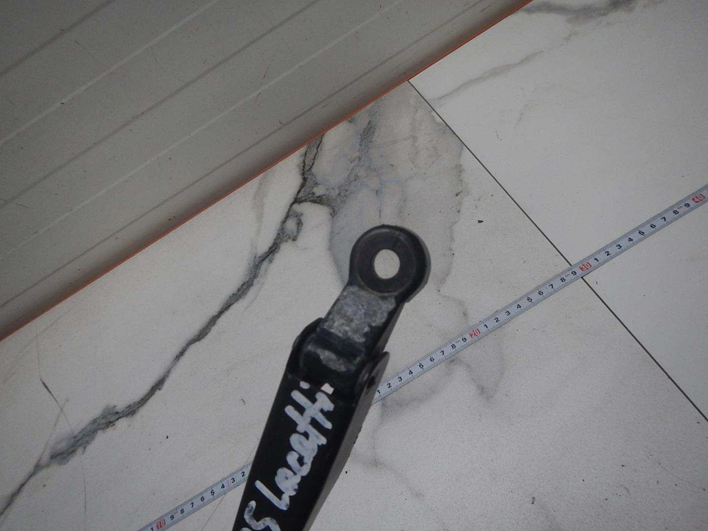 Поводок стеклоочистителя заднего