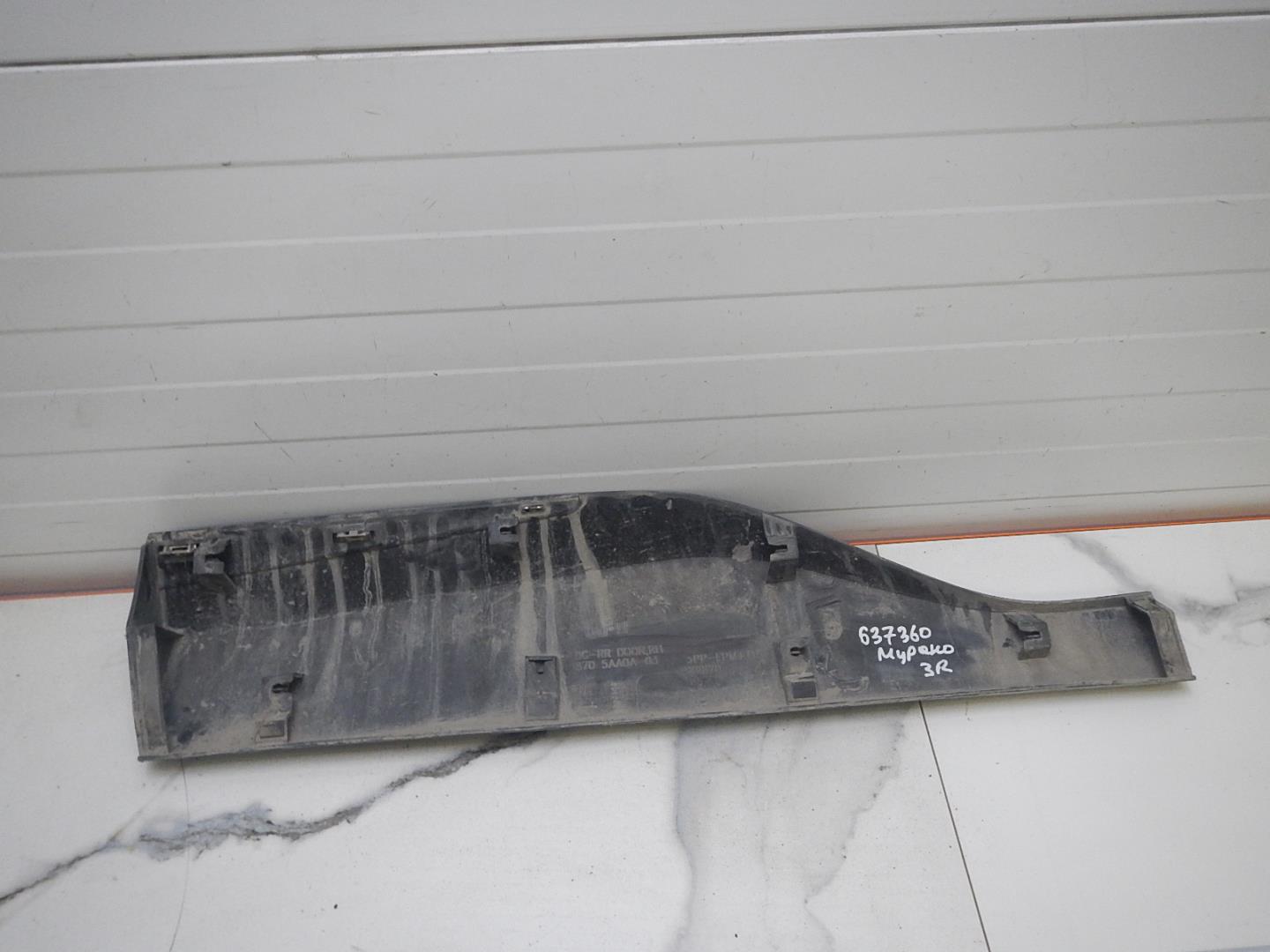 Молдинг задней правой двери