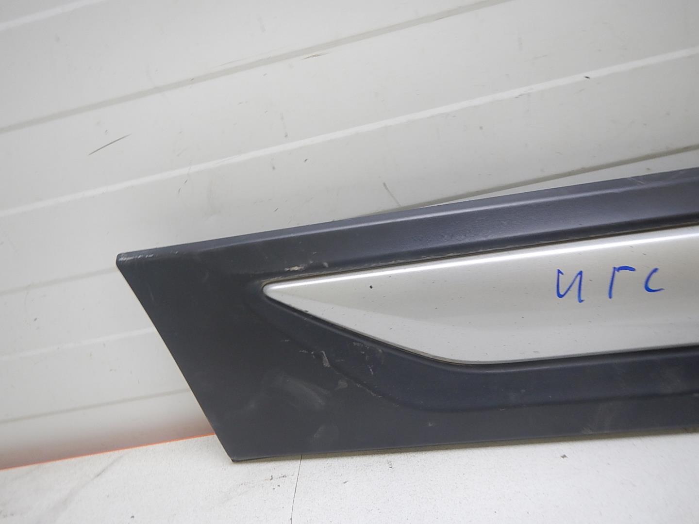 Молдинг задней правой двери