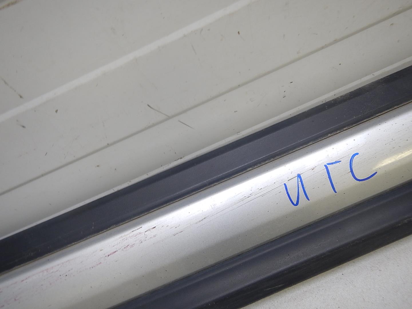 Молдинг передней правой двери