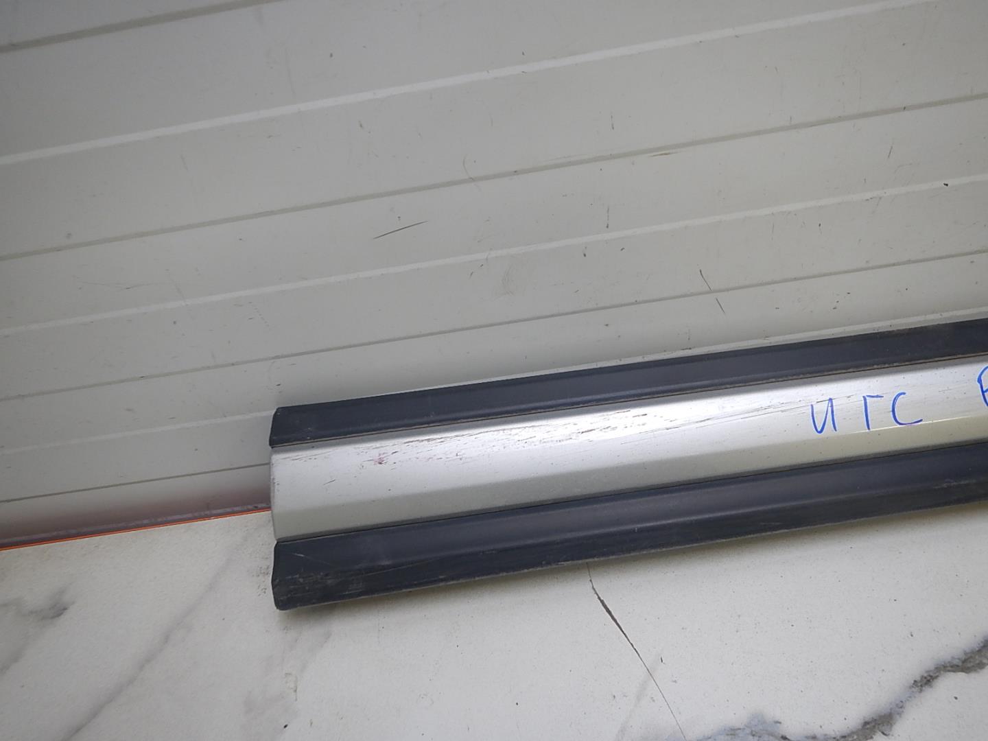 Молдинг передней правой двери