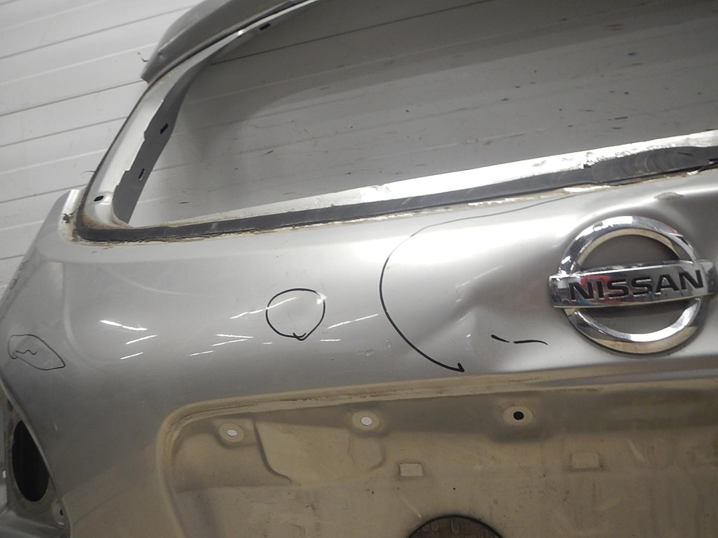 Дверь багажника