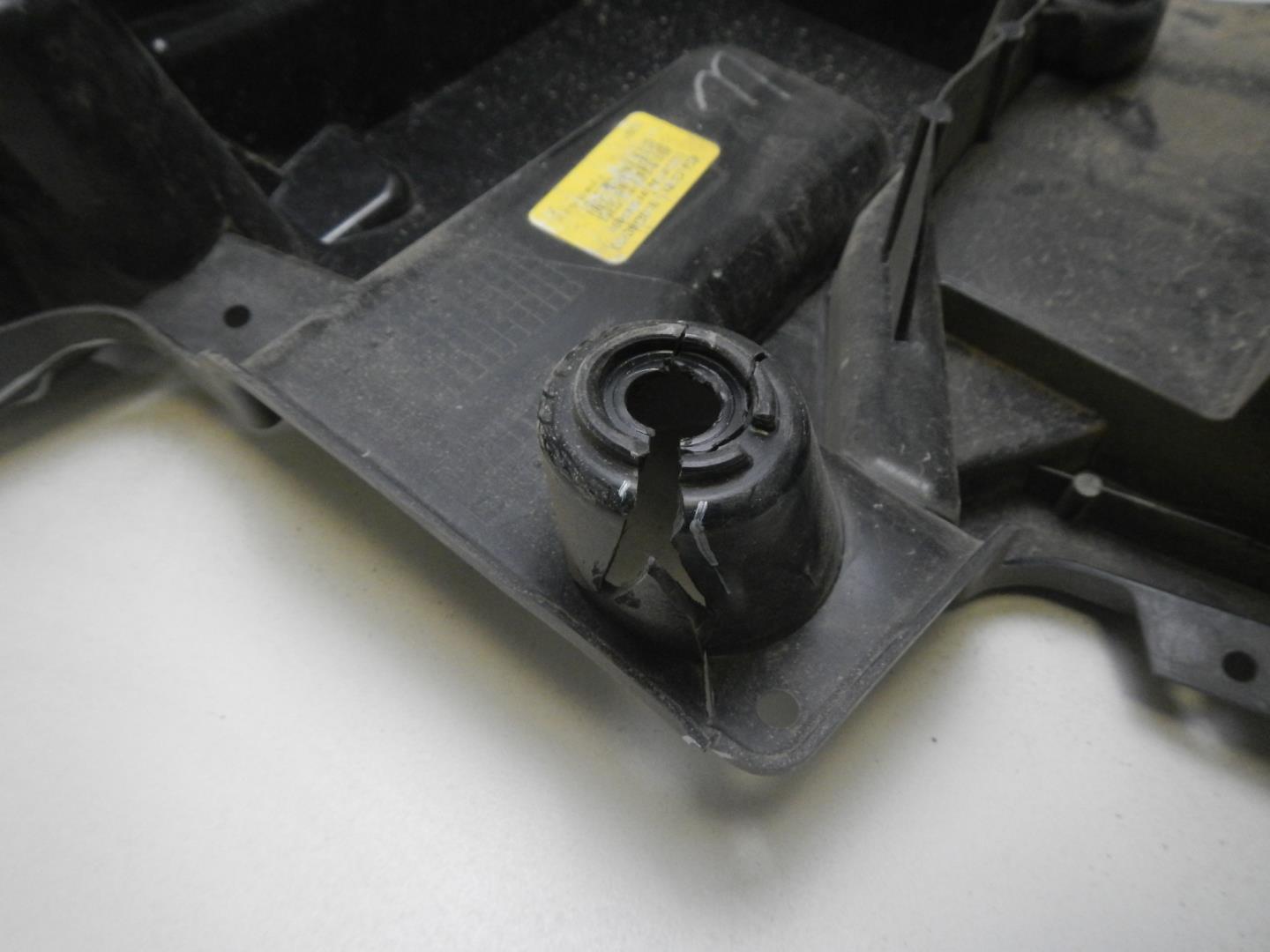 Кронштейн заднего бампера левый