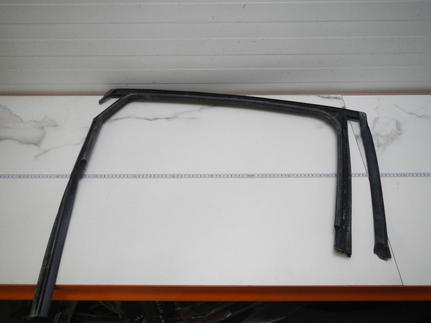 Уплотнитель стекла двери