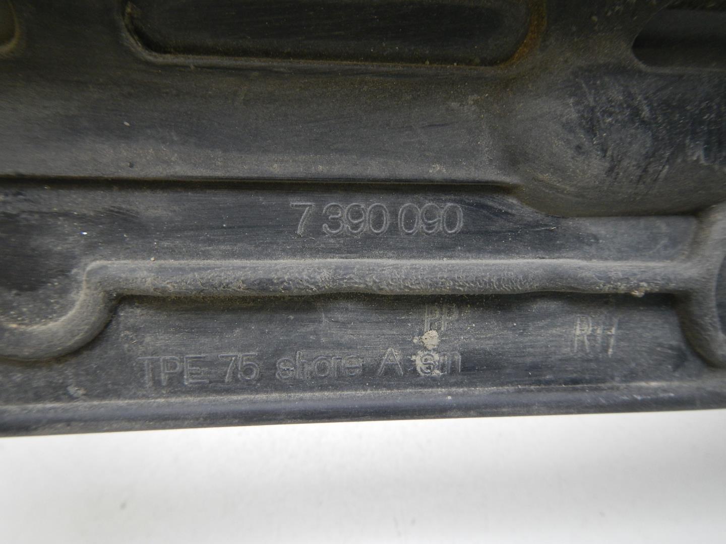 Уплотнитель передней правой двери