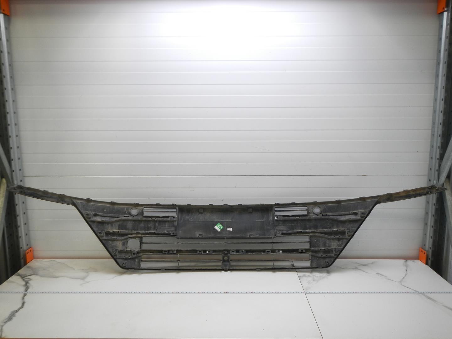 Решетка в бампер центральная