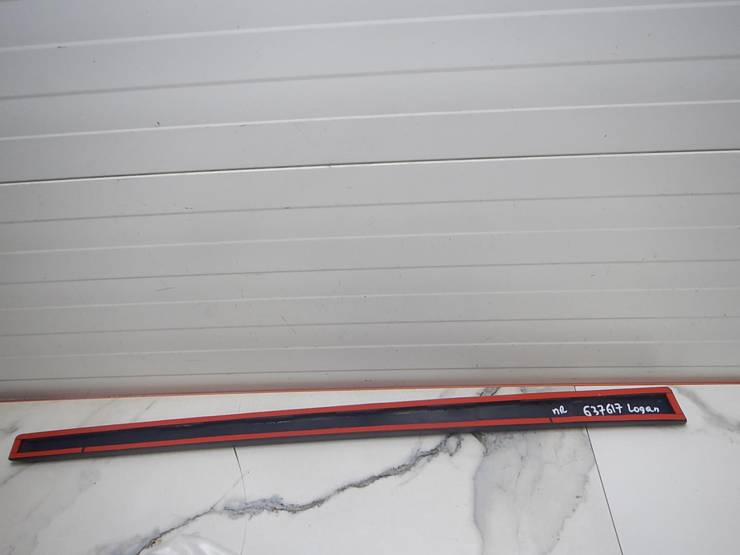 Молдинг передней правой двери