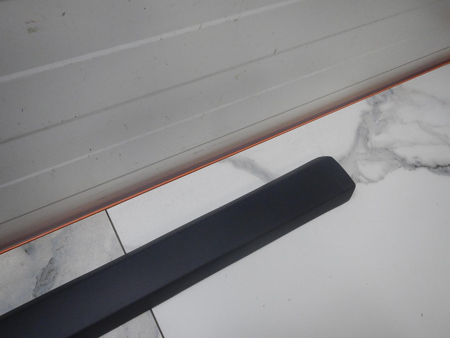 Молдинг передней левой двери