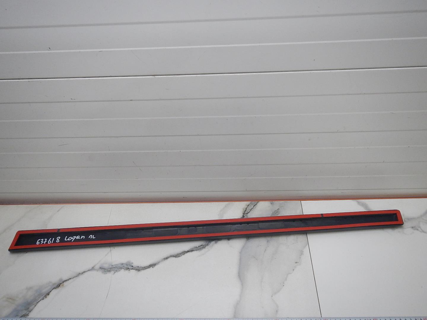 Молдинг передней левой двери