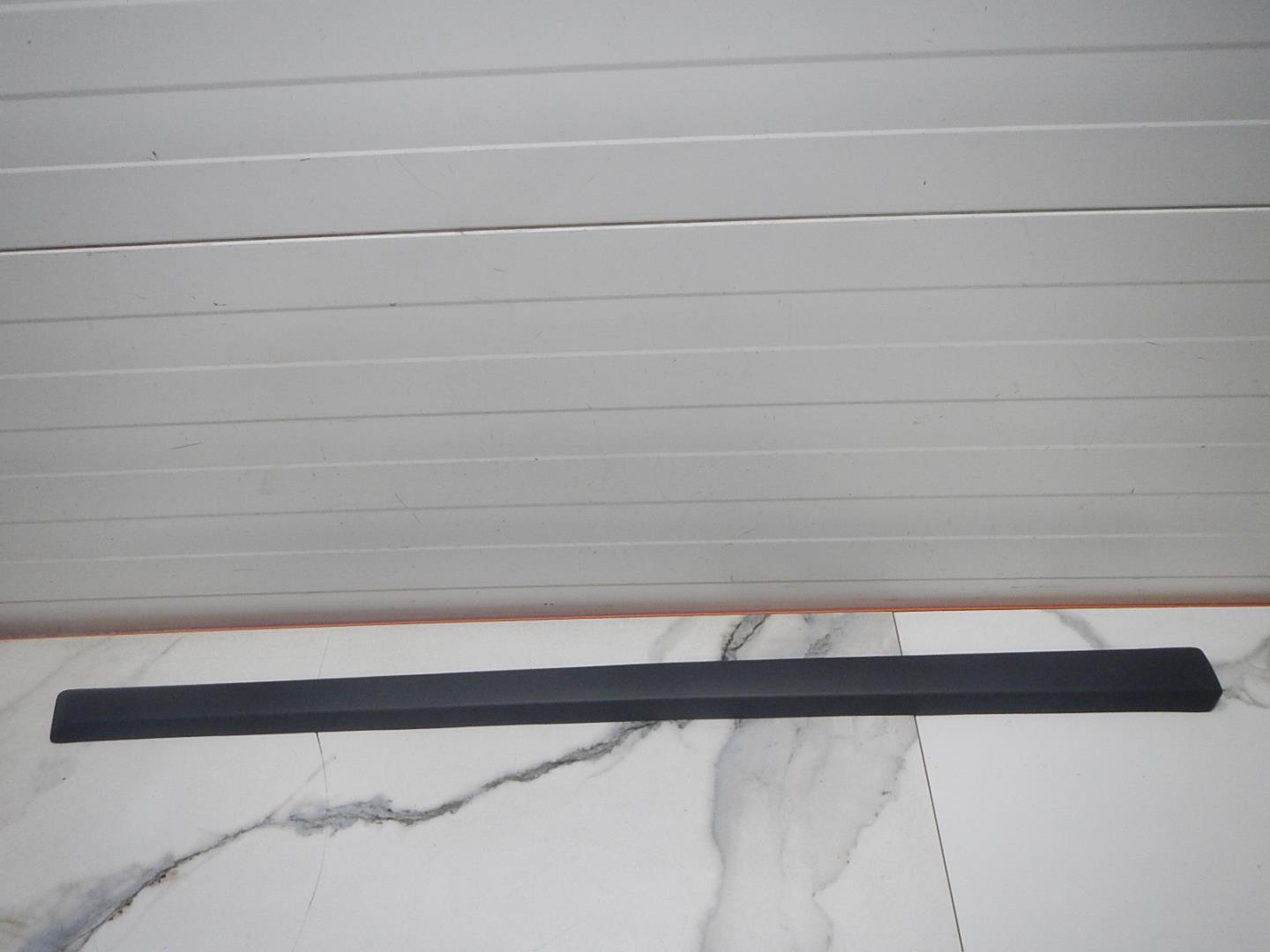 Молдинг передней левой двери