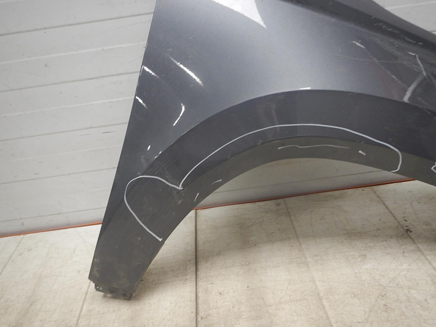 Крыло переднее правое