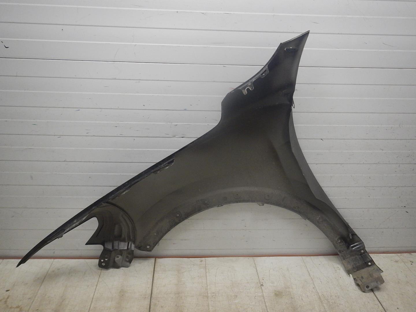 Крыло переднее правое