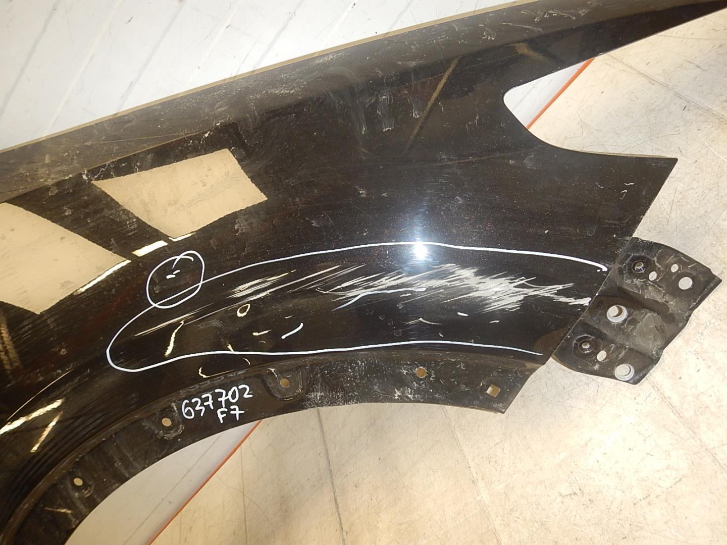 Крыло переднее правое