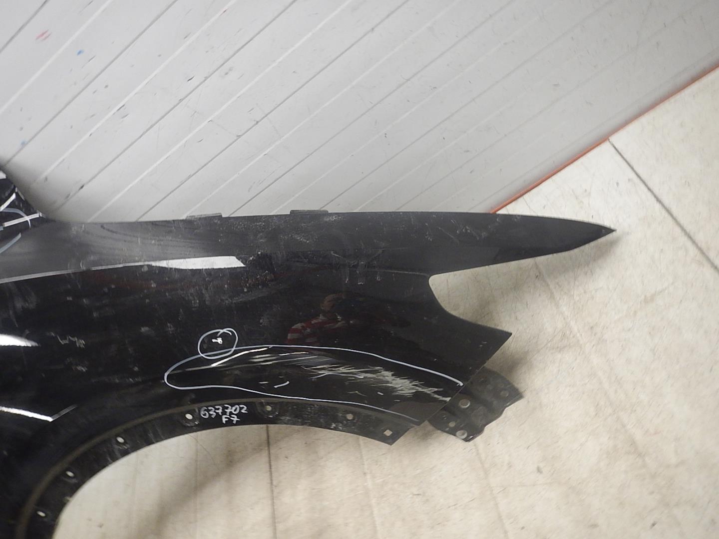 Крыло переднее правое