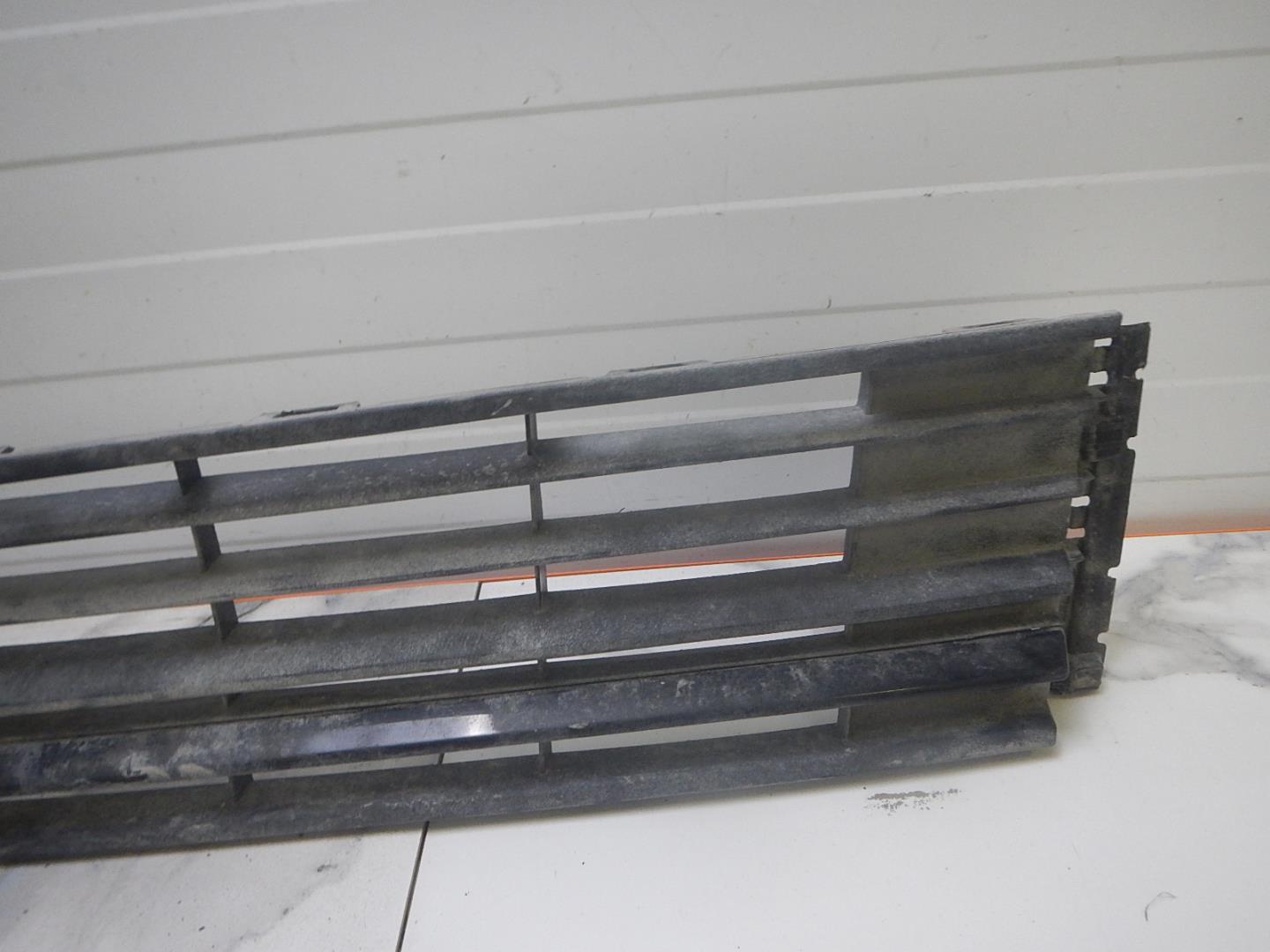 Решетка в бампер центральная