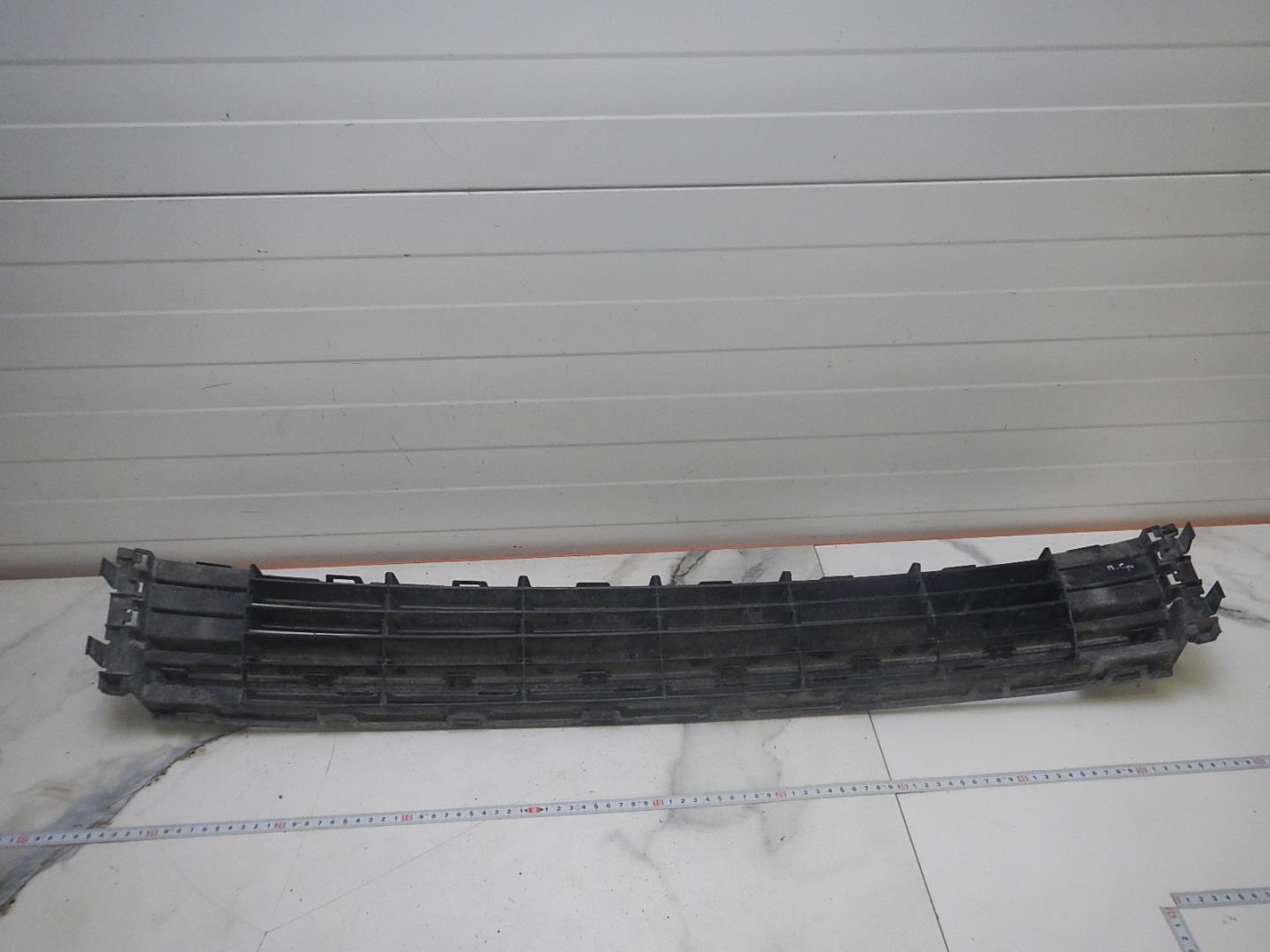 Решетка в бампер центральная