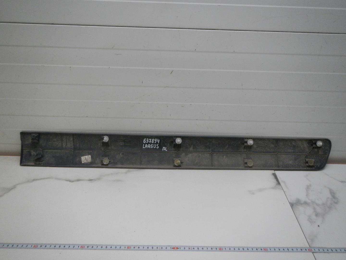 Молдинг передней левой двери