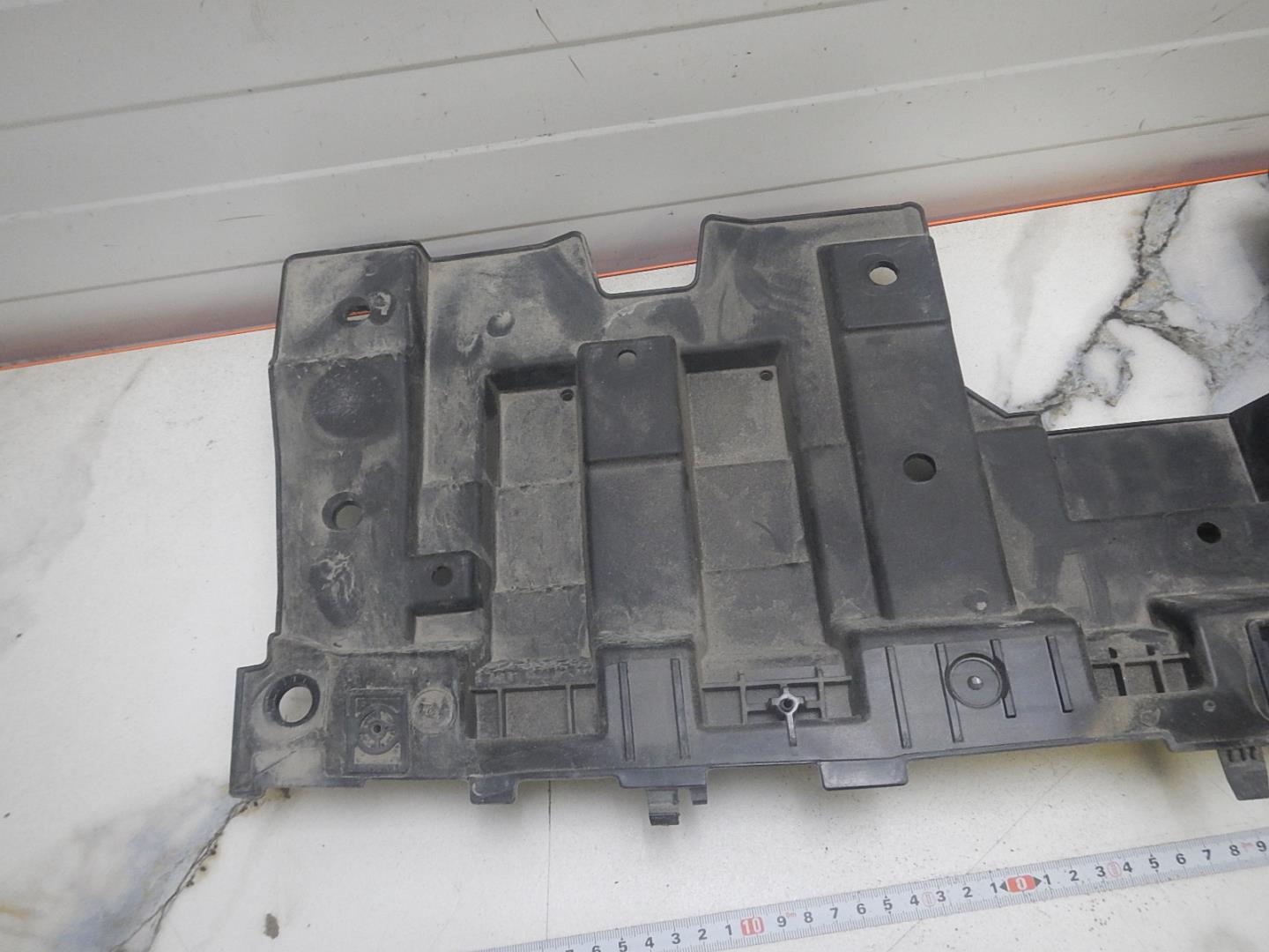 Кожух замка капота