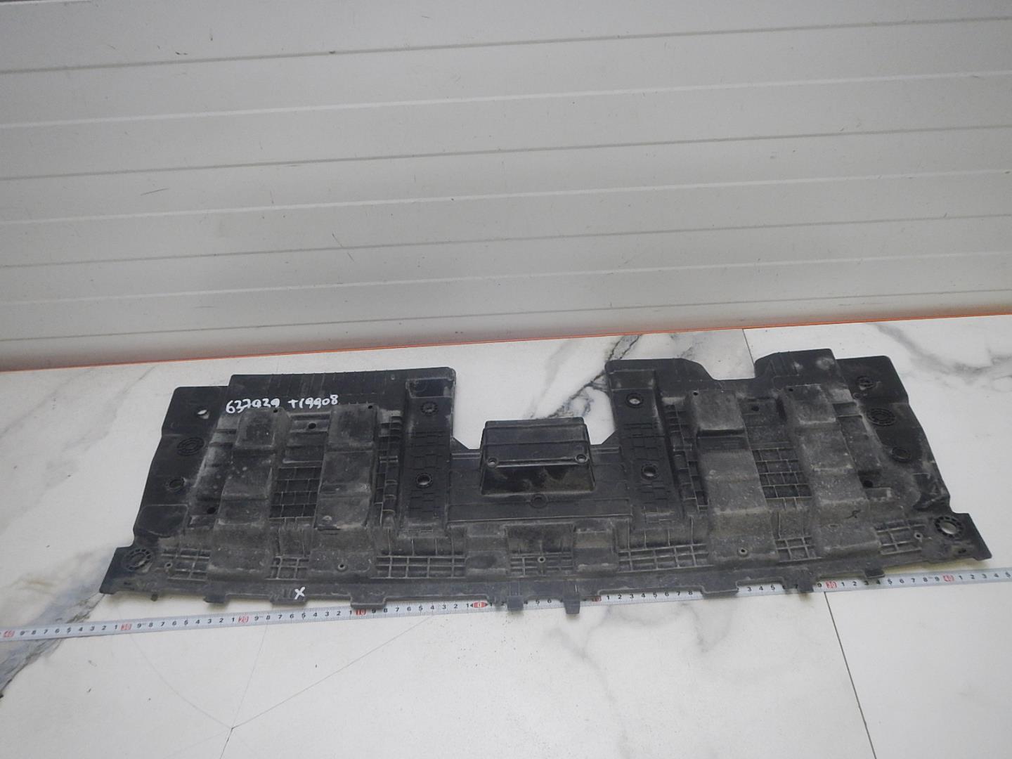 Кожух замка капота