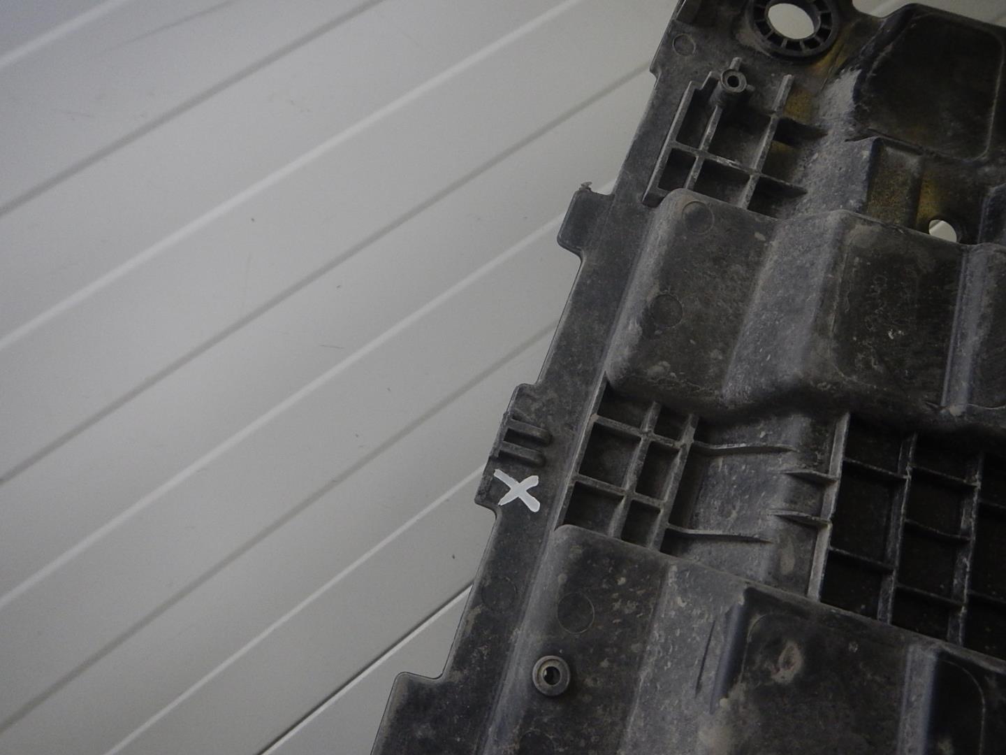 Кожух замка капота