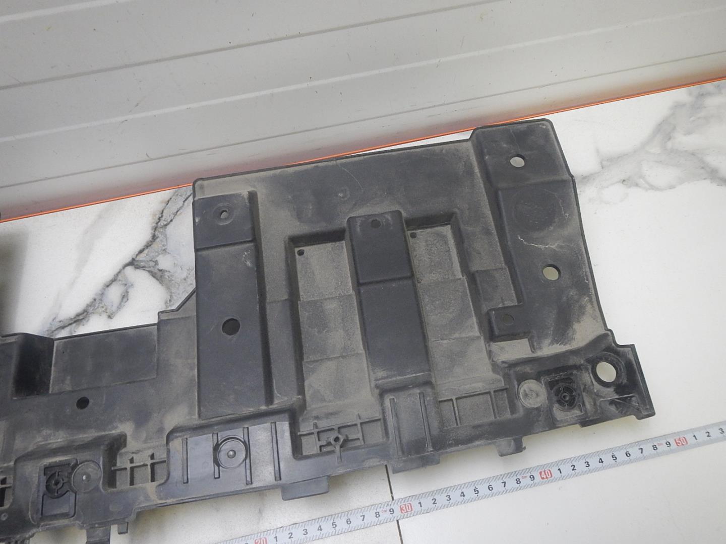 Кожух замка капота