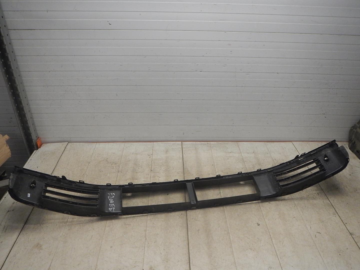 Решетка в бампер центральная