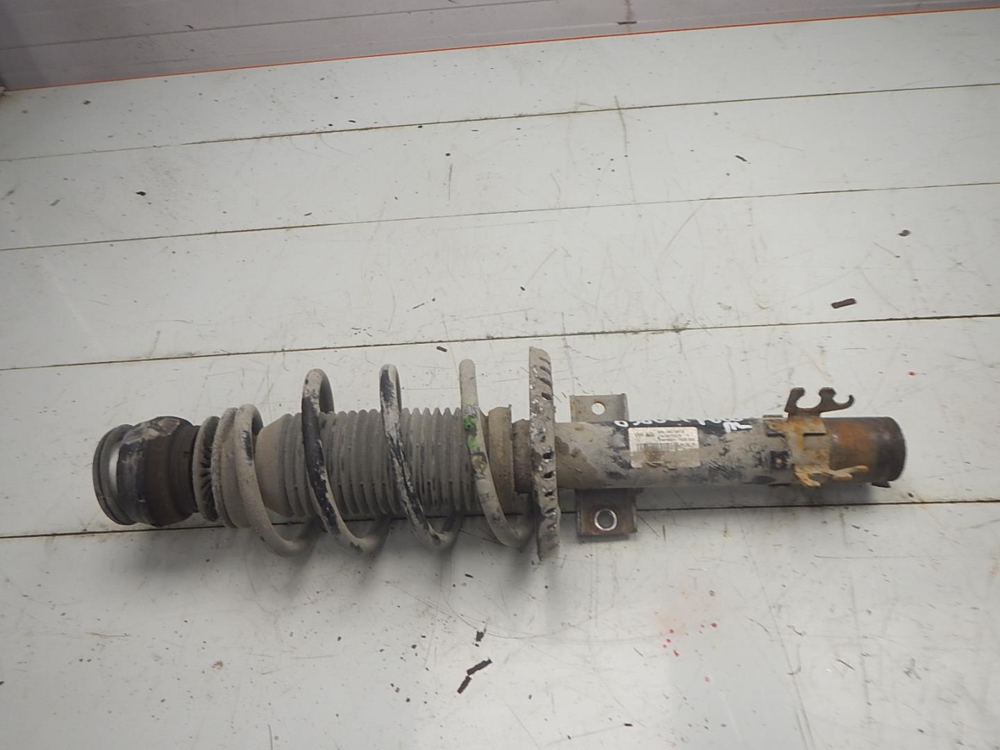 Амортизатор передний левый