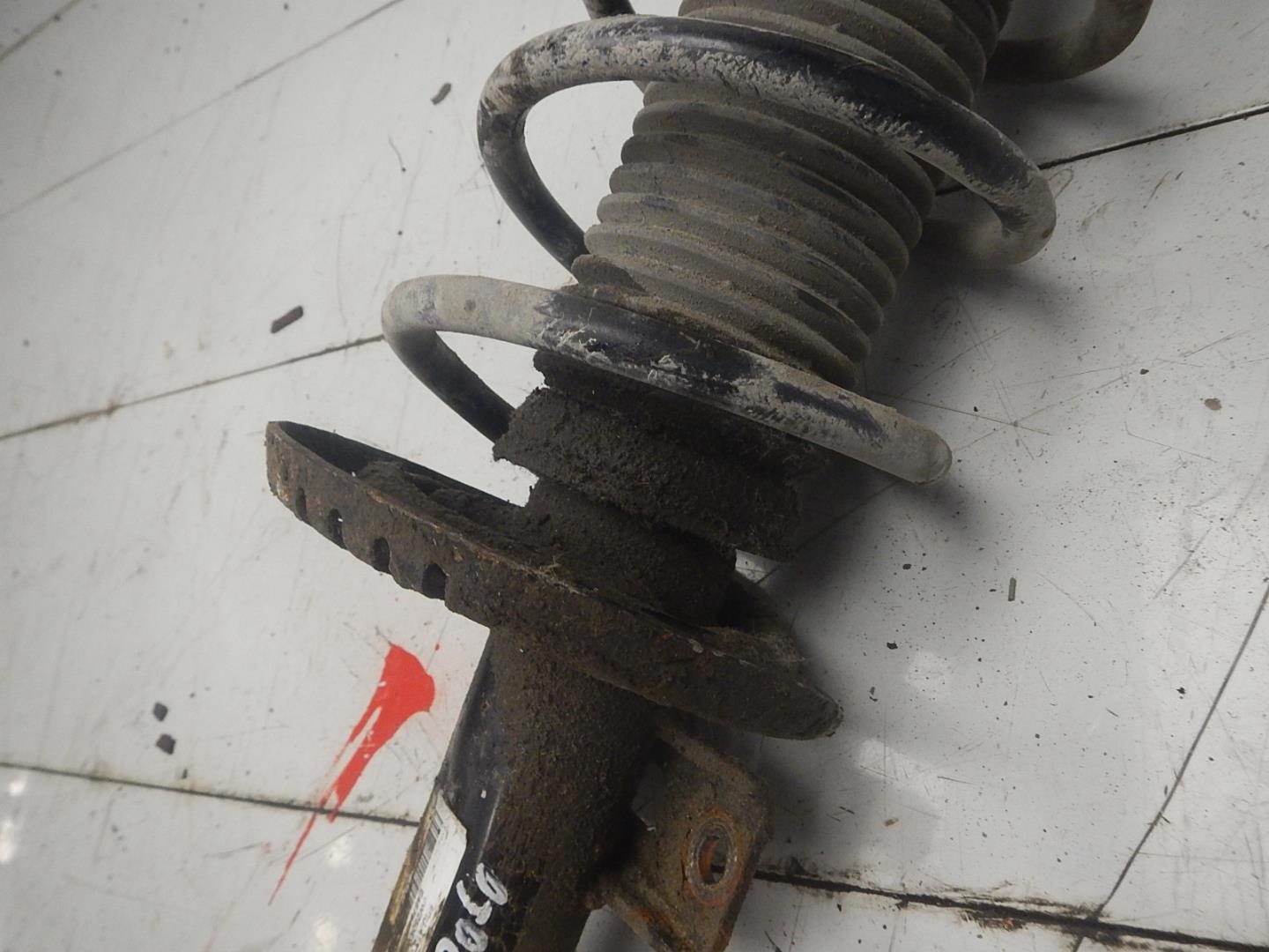 Амортизатор передний правый