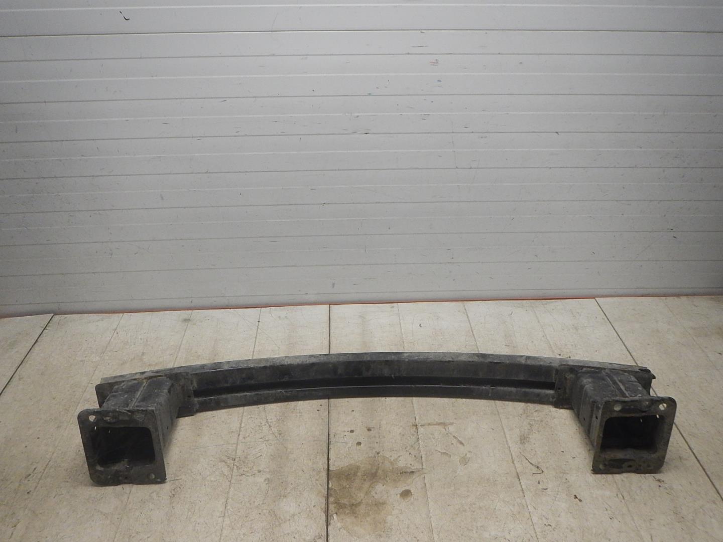 Усилитель переднего бампера