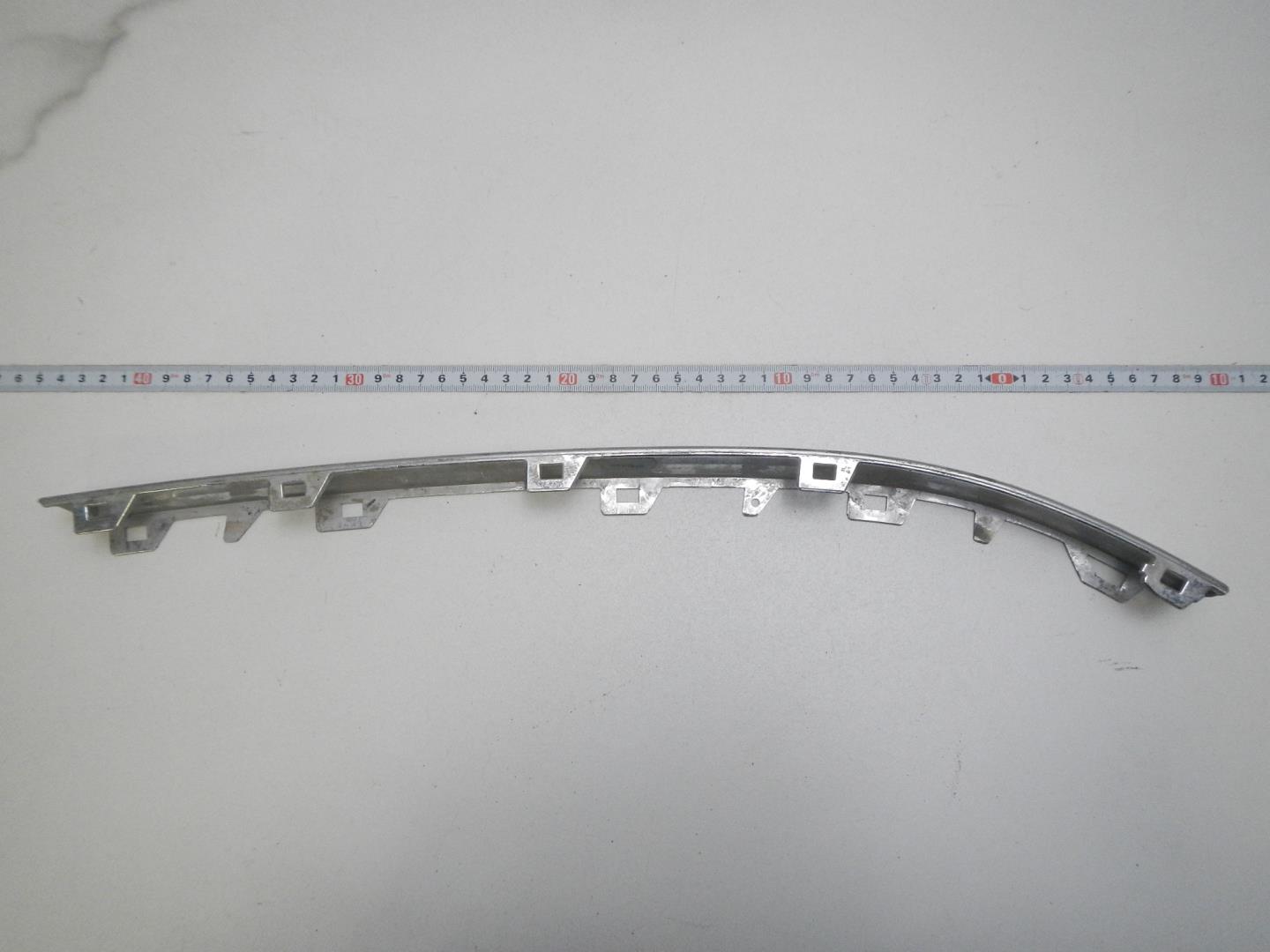 Молдинг переднего бампера правый