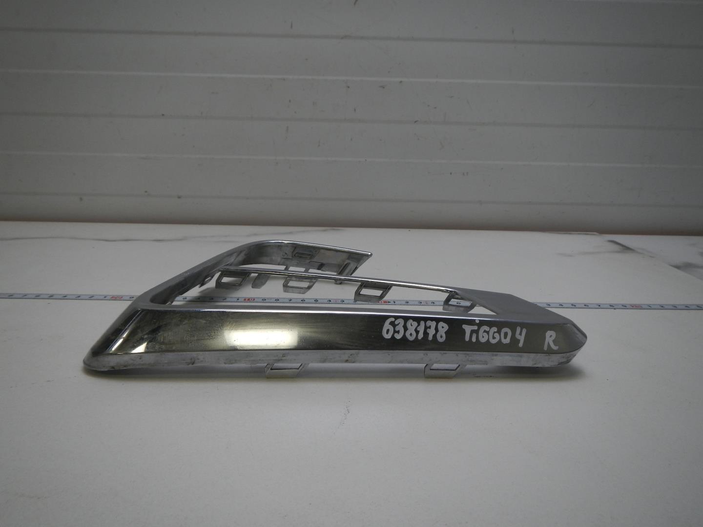 Рамка противотуманной фары правой