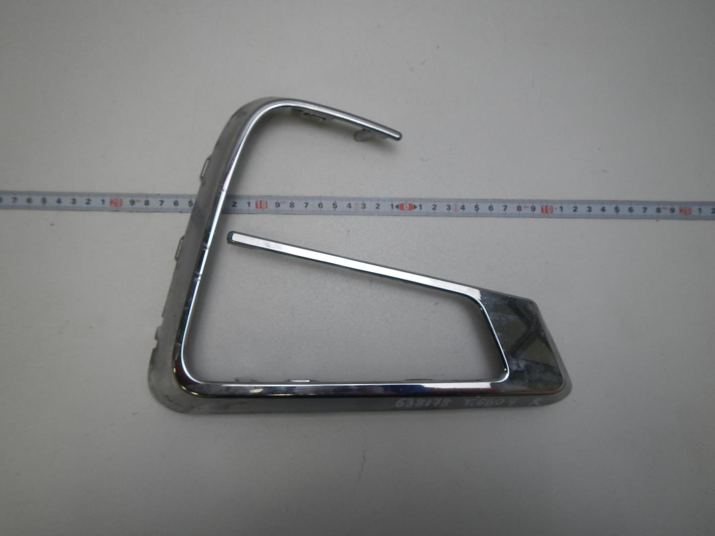 Рамка противотуманной фары правой