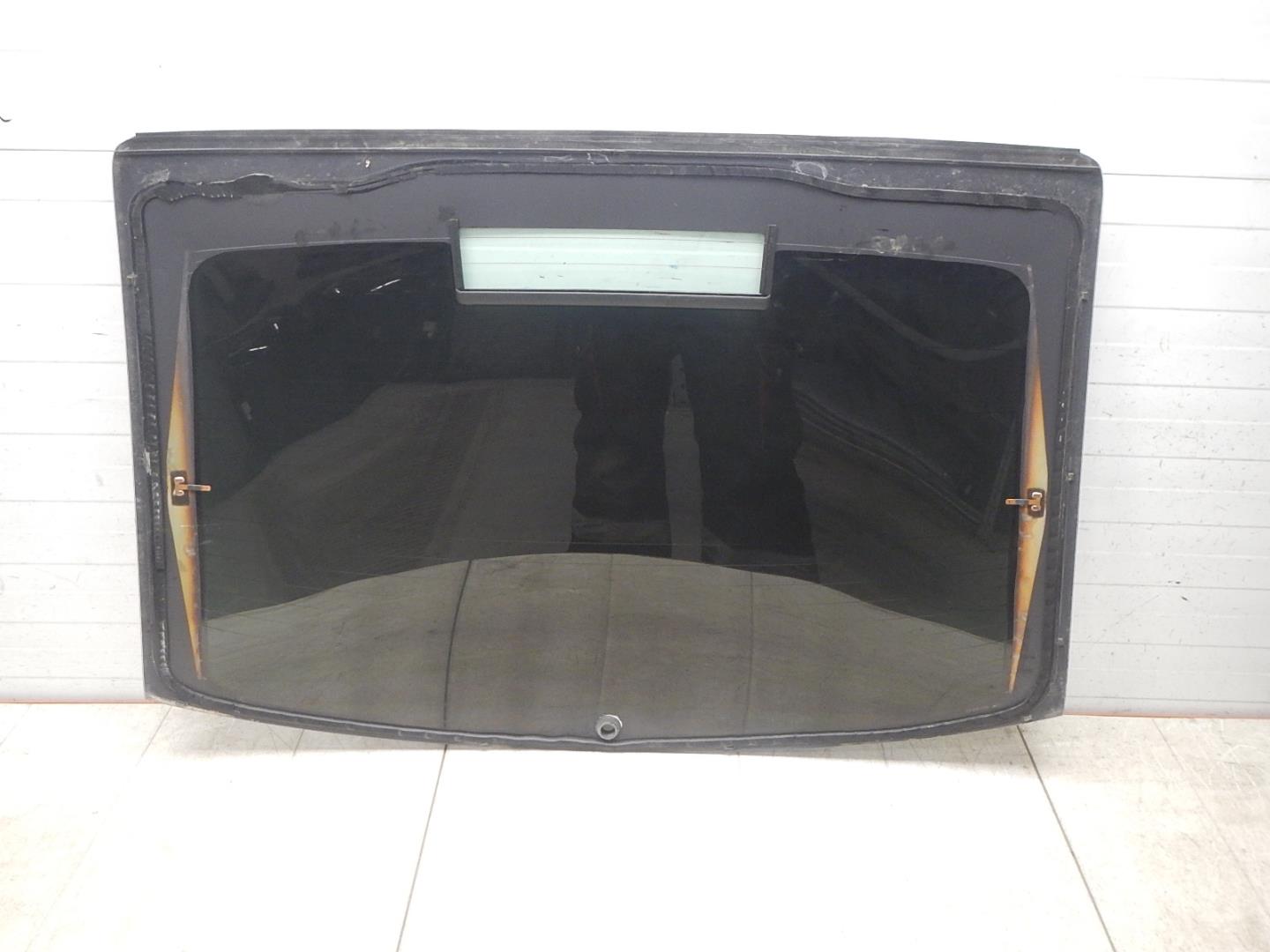 Стекло двери багажника