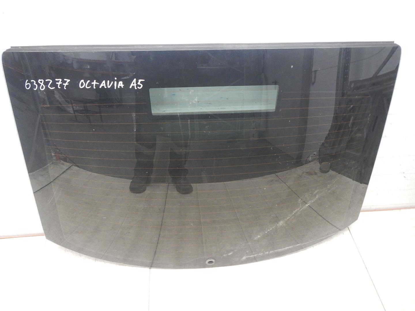 Стекло двери багажника