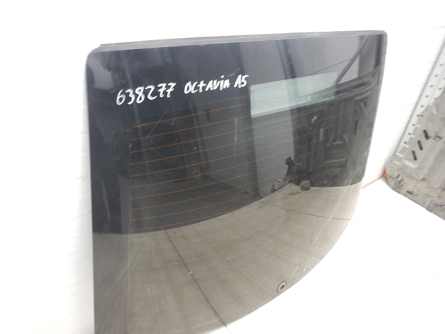 Стекло двери багажника