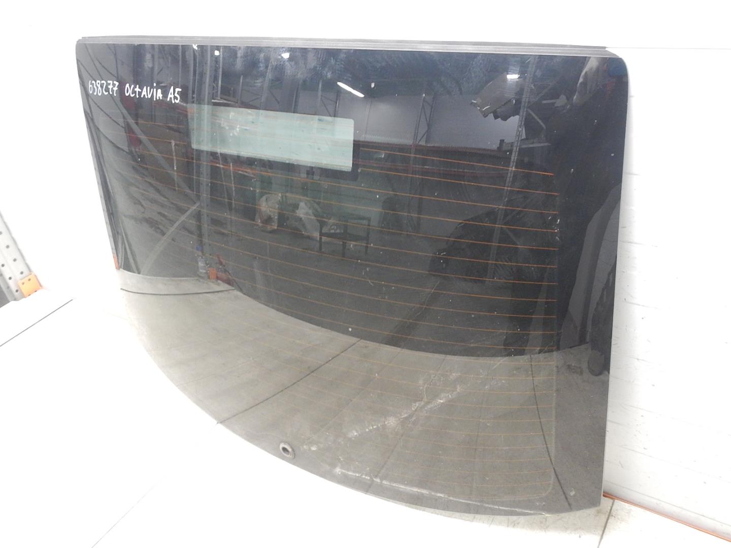 Стекло двери багажника