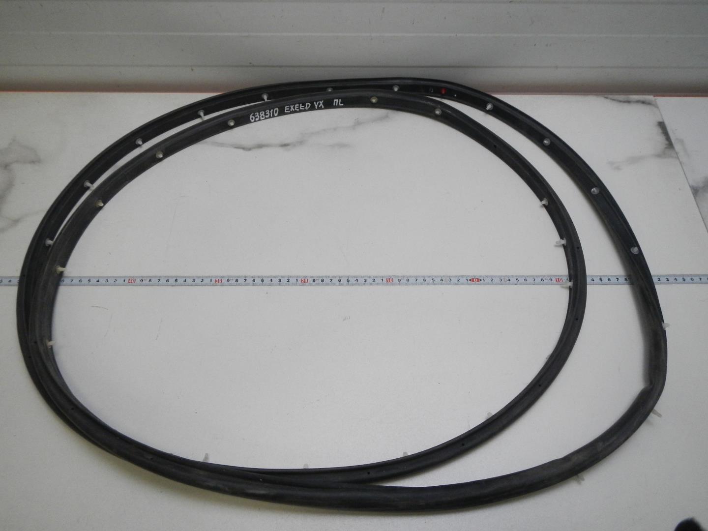 Уплотнитель передней левой двери