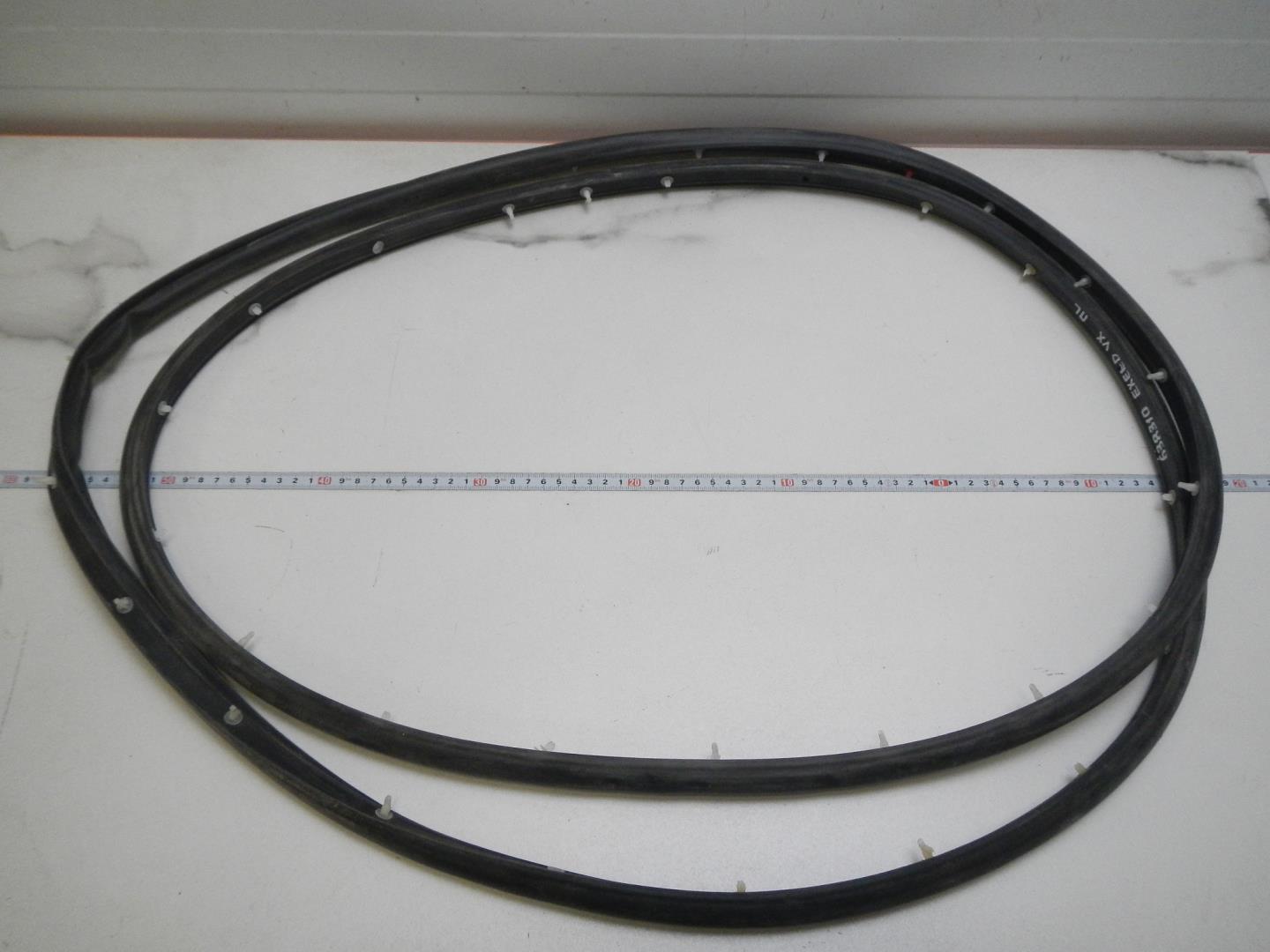 Уплотнитель передней левой двери