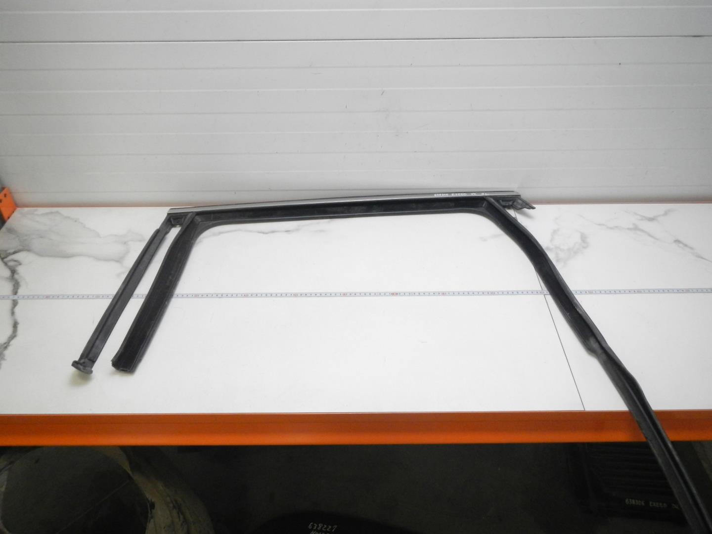 Уплотнитель стекла двери