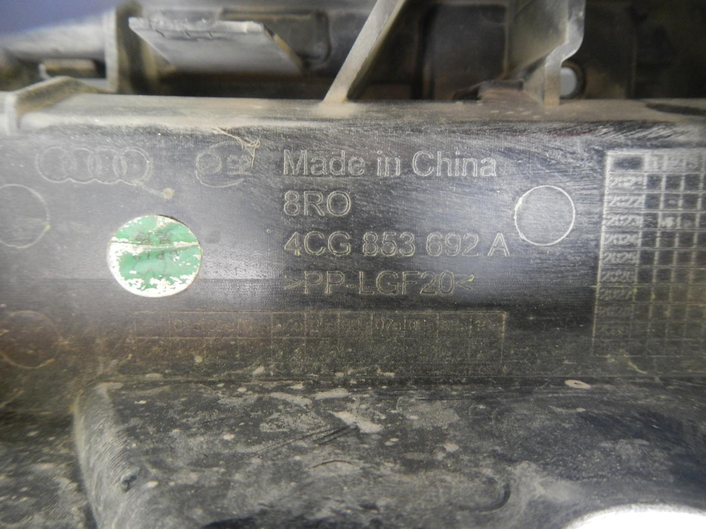 Кронштейн решетки радиатора