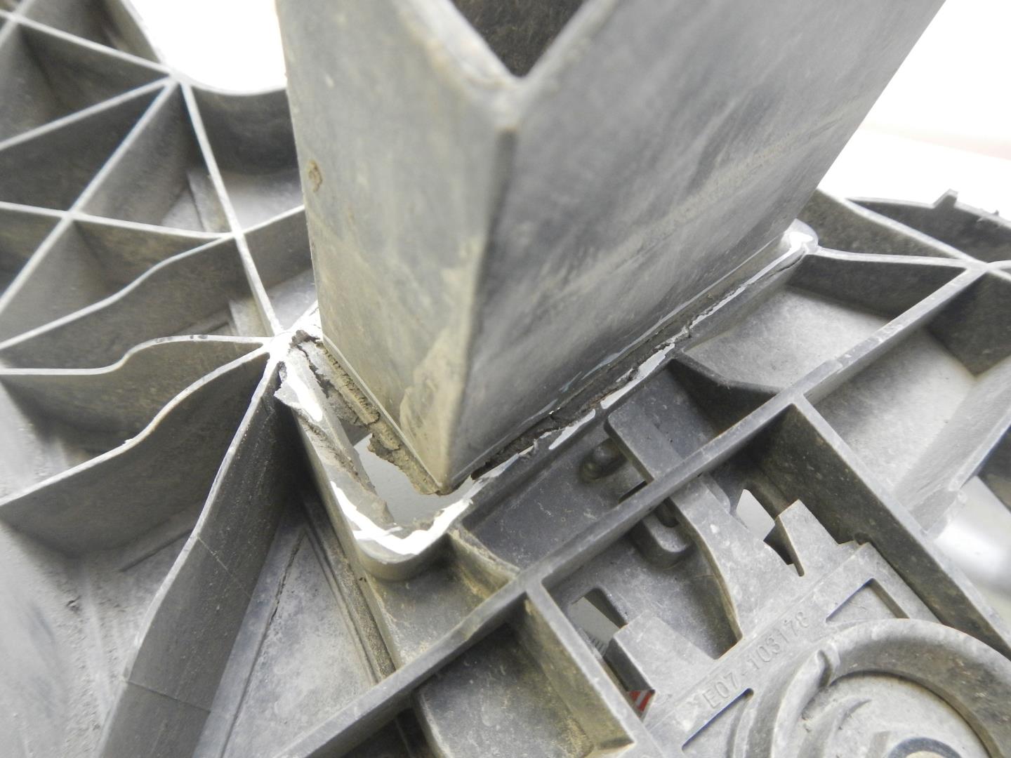 Кронштейн фар правый