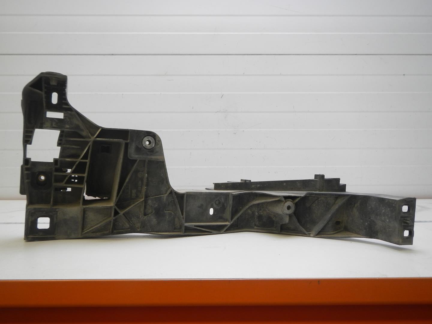 Кронштейн фар правый